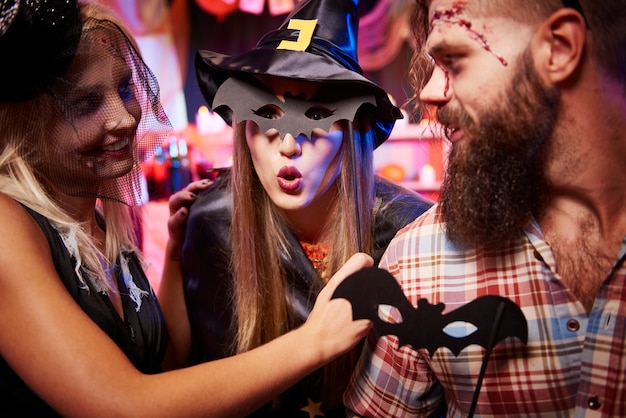 Free photo young friends having fun at halloween party