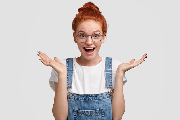 Free photo young ginger woman wearing denim overalls