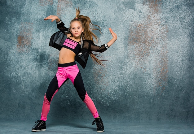 Free photo young girl break dancing on wall