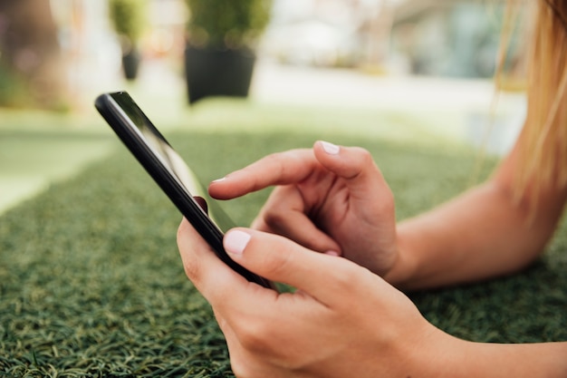 Free photo young girl browsing on smartphone