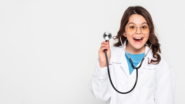 Free photo young girl dressed as doctor