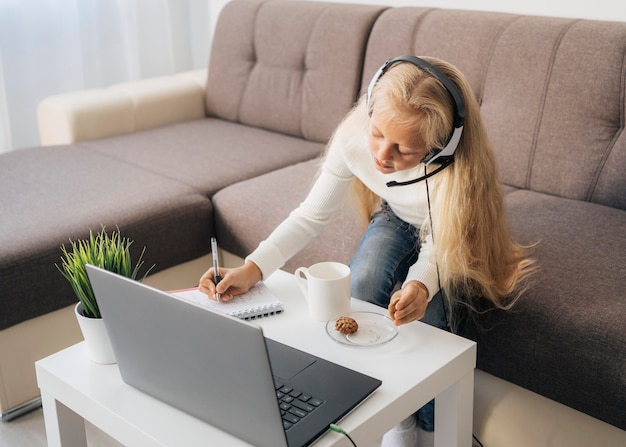 Free photo young girl paying attention to online class