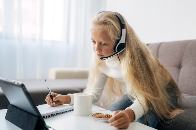 Free photo young girl studying at home