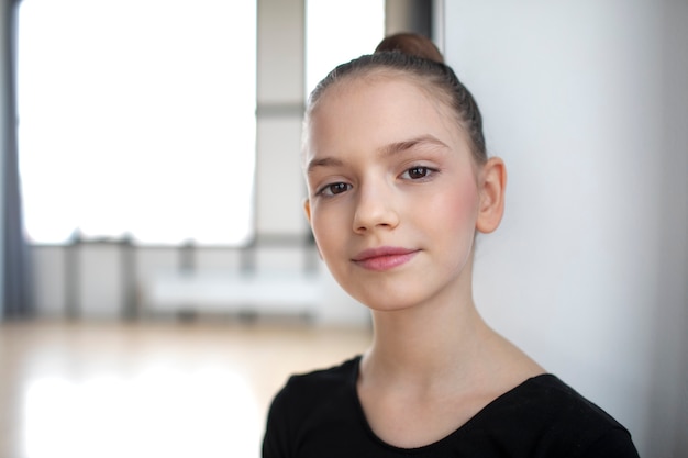 Free photo young girl training in gymnastics