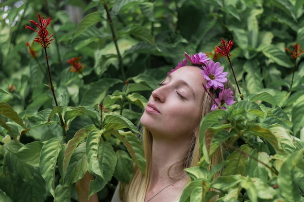 Free photo young girl with closed eyes enjoying outdoors