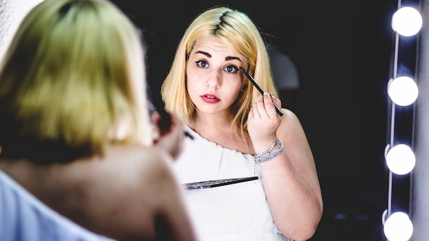 Free photo young girl with eye shadow