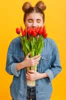 Free photo young girl with flowers