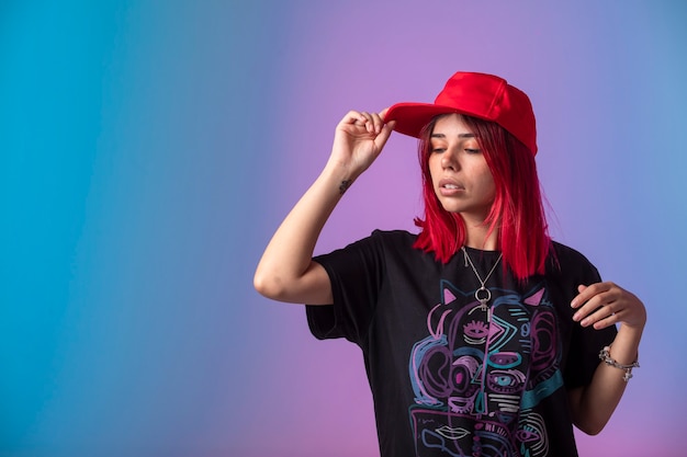 Free photo young girl with pink hairs wearing a red cap.