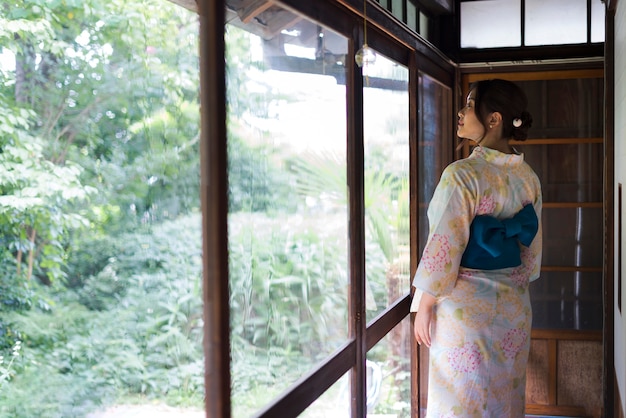 Free photo young japanese woman wearing a kimono