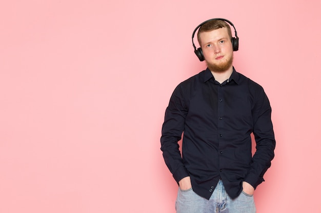 Free Photo young man in black shirt with black headphones