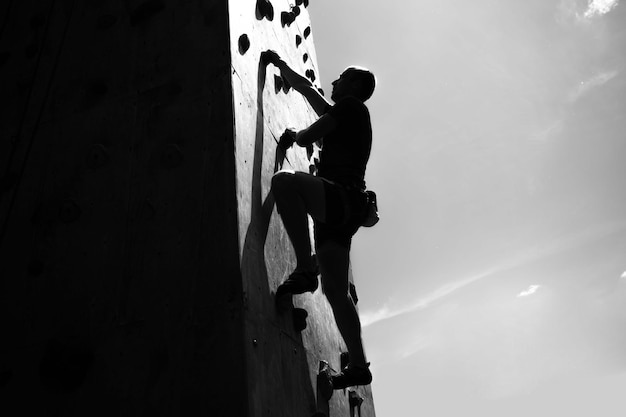 Free photo young man exercising at indoor climbing gym