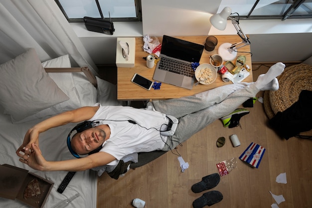 Free photo young man in  isolation at home