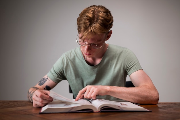 Free photo young man learning in a virtual classroom