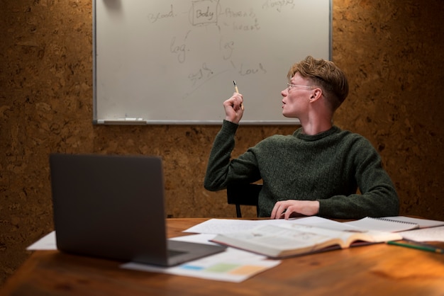 Free photo young man making a presentation in a virtual classroom