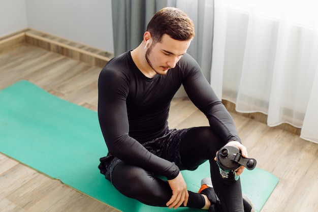 Free photo young man making sport exercises at home