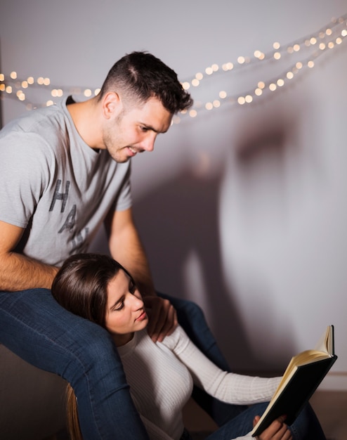 Free photo young man near woman reading book