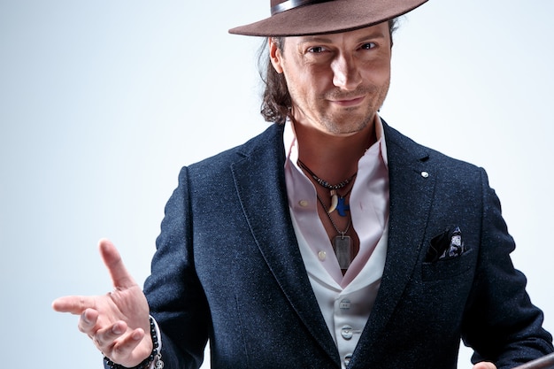 Free photo young man portrait with hat .