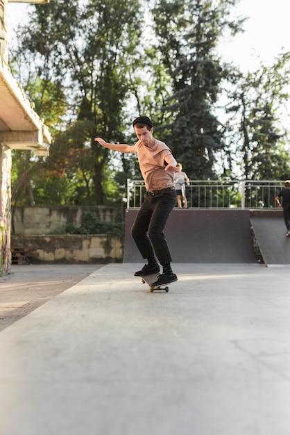 Free photo young man skateboarding in the street