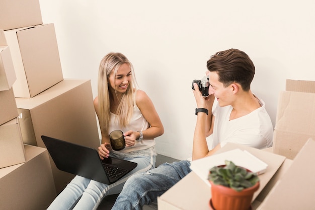 Free photo young man taking picture of smiley girl