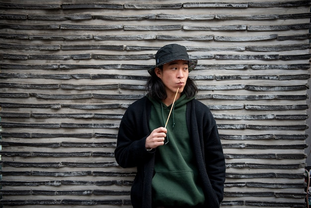 Free photo young man wearing a bucket hat in the city