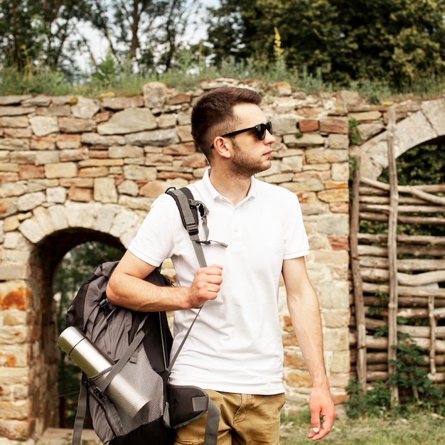 Free photo young man with sunglasses at castle ruins