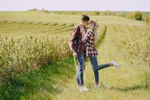 Free photo young man and woman couple in a summer field