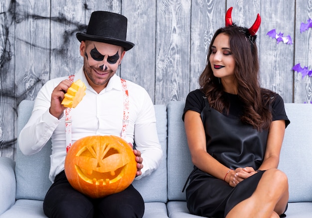 Free photo young man and woman dressed for halloween