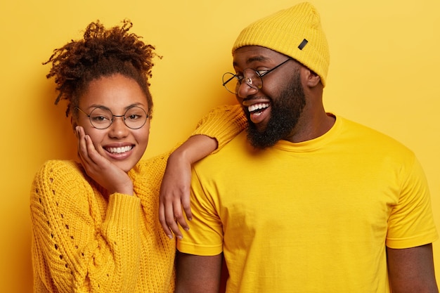 Free photo young man and woman dressed in yellow