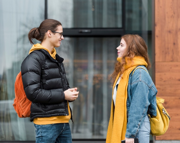 Free photo young man and woman talking to each other