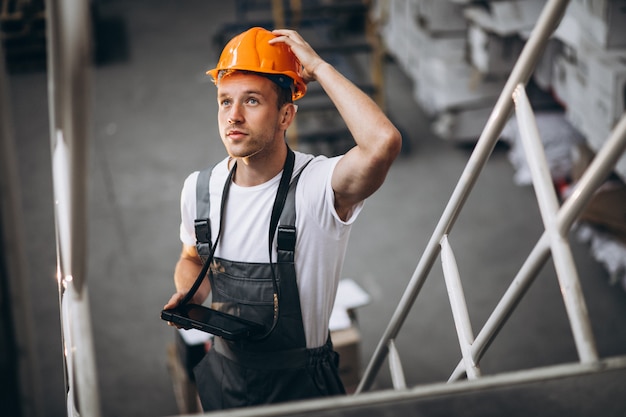 Free photo young man working at a warehouse with boxes