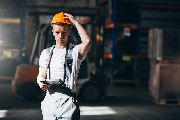 Free photo young man working at a warehouse with boxes