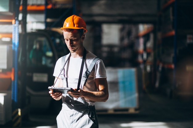 Free photo young man working at a warehouse with boxes