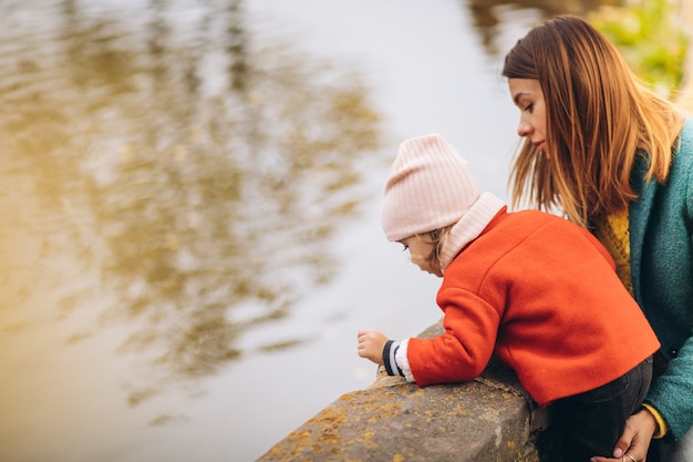 Free Photo young mother with her little daughter in an autumn park