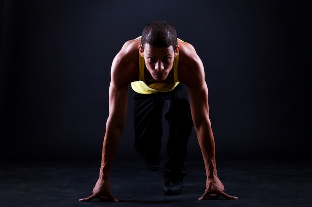 Free photo young muscular man is ready for run