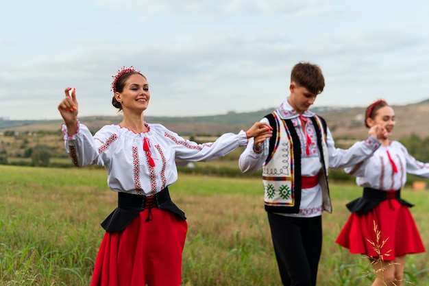 Free photo young people dancing together medium shot