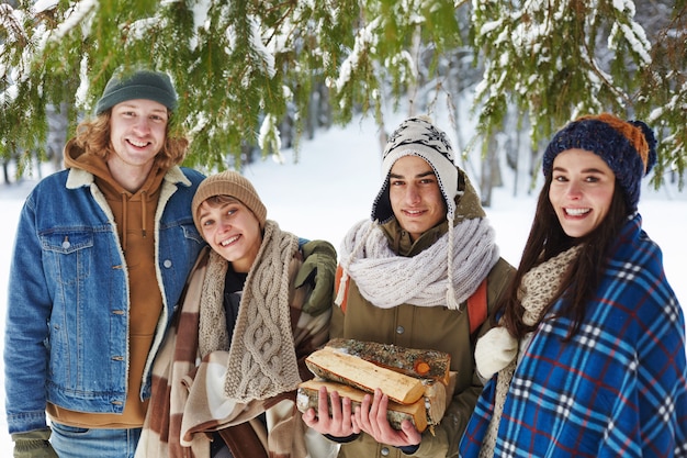 Free photo young people in winter forest