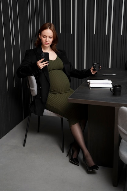 Free Photo young pregnant woman at work