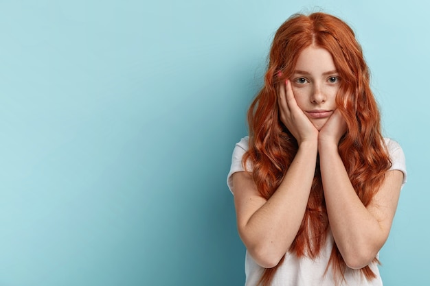 Free photo young redhead girl with wavy hair