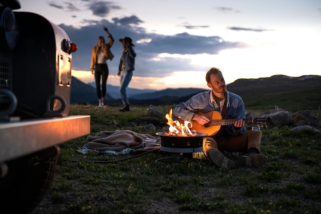 Free photo young rural travellers on a picnic