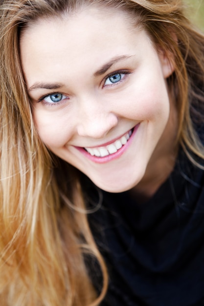 Free Photo young smiling girl with blue eyes