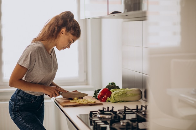 Free photo young sporty woman cooking at the kitchen