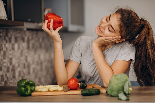 Free photo young sporty woman cooking at the kitchen