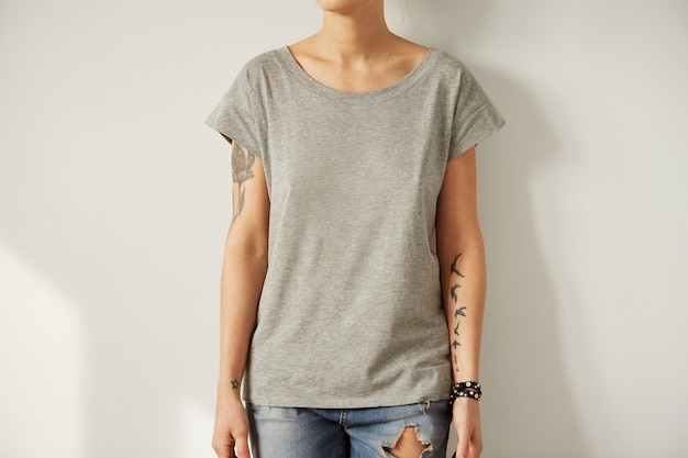 Free photo young tattooed woman wearing grey blank t-shirt