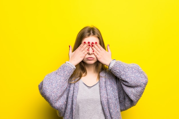 Free photo young teen woman covering her eyes isolated