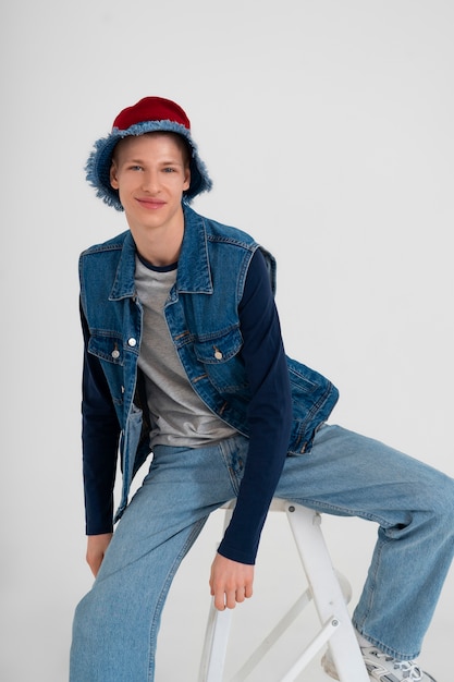 Free photo young teenage boy wearing a denim outfit