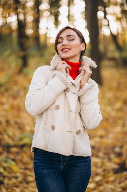 Free photo young woman in an autumn park