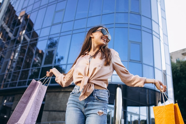 Free photo young woman by the shopping center