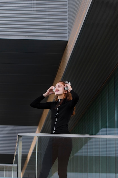 Free photo young woman in a clean urban environment