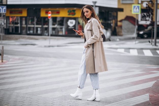 Free photo young woman at the crosswalk in the city center