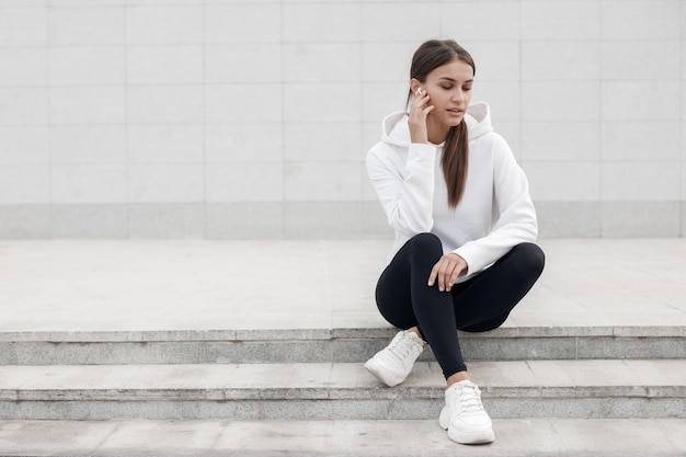 Free photo young woman doing fitness outdoor